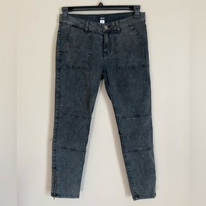 BDG Cropped Skinny Pant with Zipper Hem Size 28 with 25.25” Inseam